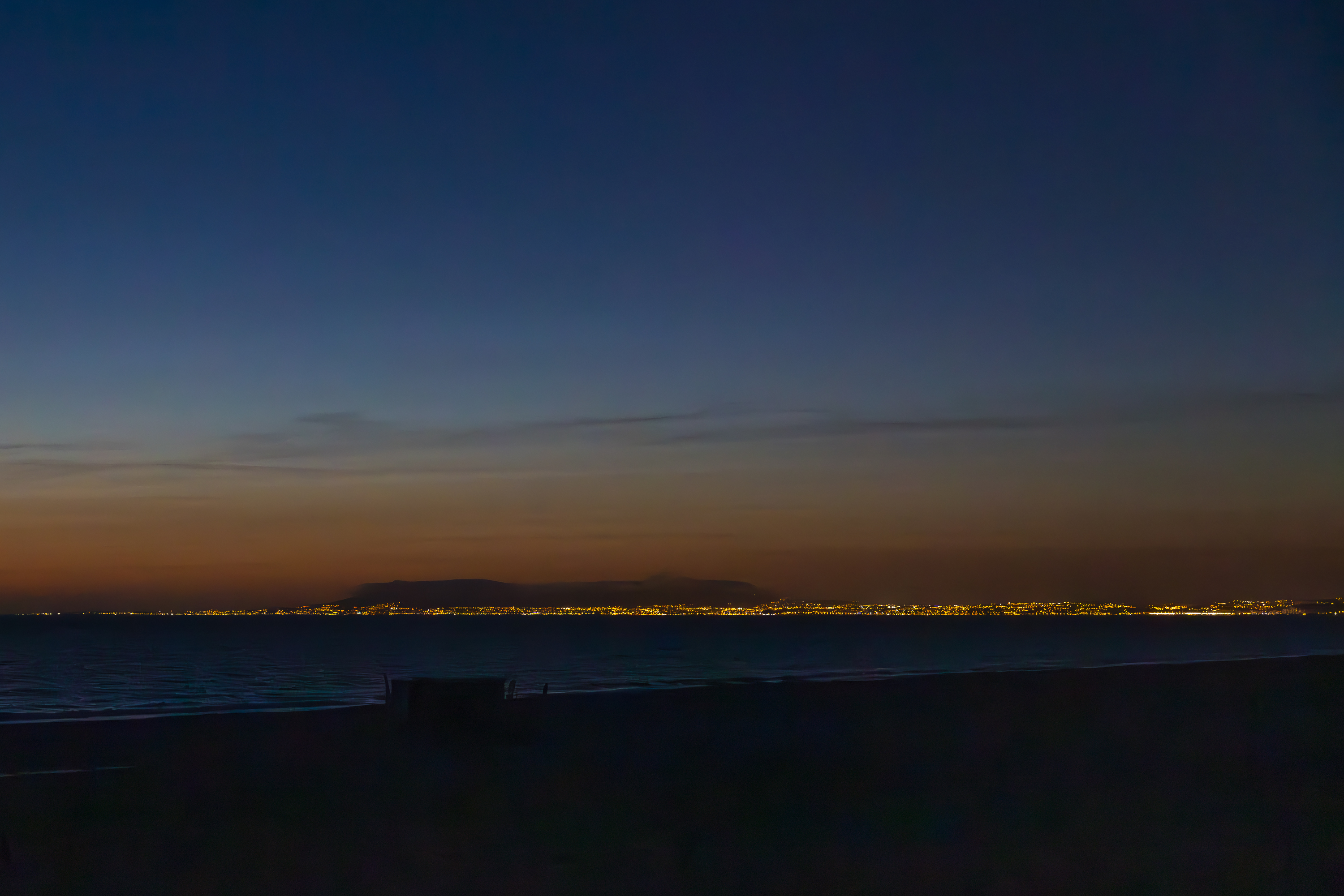 Cascais bei Nacht in der Ferne